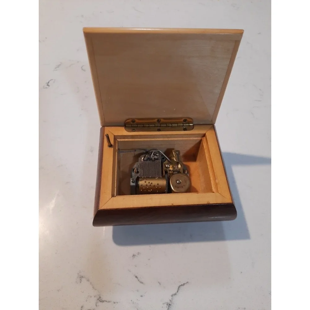 Vintage‎ Reuge Wind-Up Music Box Made In Italy